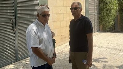 يسرا ومحمود حميدة على رأس الحاضرين من نجوم الفن في جنازة نجل محمود طاهر (صور)  