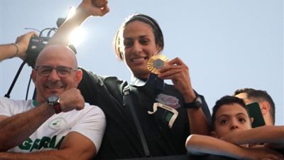 الجزائريون يستقبلون إيمان خليف بالأحضان.. وبطلة باريس تتوعد إيلون ماسك وترامب 