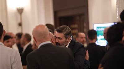 نجوم الفن يواسوون أحمد صلاح حسني بعزاء والده.. في مقدمتهم «ياسر جلال ومحمد حماقي»