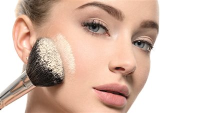 أفضل أنواع البودرة لمكياج مثالي يدوم طويلاً (صور)