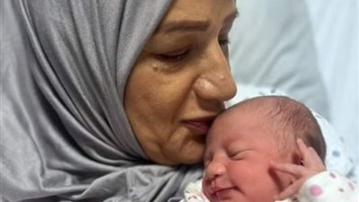 بين المستحيل والممكن أمر الله.. سيدة ترزق بمولودها الأول في عمر 50 