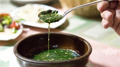 تفسير حلم أكل الملوخية في المنام للعزباء والمتزوجة