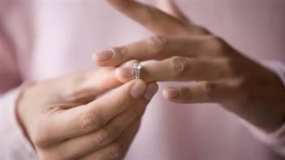 فتاة تشكو خطيبها: «خطيبي بيتخلى عني بسبب تراكم الديون عليا».. ما الحل الأنسب؟ 