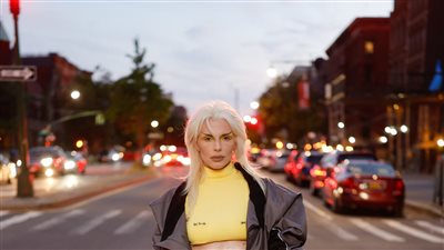 بملابس رجالية.. ممثلة أمريكية تثير الفزع في شوارع نيويورك (صور)