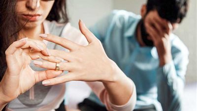 زوجة تستغيث: كيف أتعامل مع زوجي السارق والخائن؟