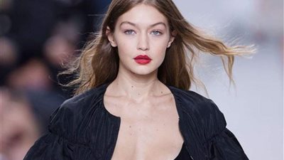 ابنة جيجي حديد تخطف الأنظار في أول ظهور لها  