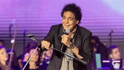 طبيب محمد منير يطمئن جمهوره على حالته الصحية 