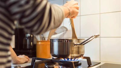 لربات البيوت.. 8 أطعمة شائعة تجنبي إعادة تسخينها في المطبخ