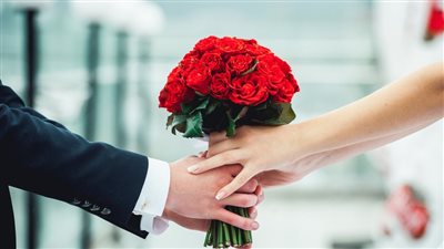 امرأة تسأل: « شاب يصغرني بثلاثة عشر عامًا».. هل اوافق على الزواج منه ؟