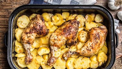 طريقة عمل صينية البطاطس بالفراخ 