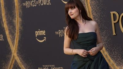 إطلالات إيلي صعب تسيطر على المشهد العالمي.. والمصمم يحتفي بأزيائه بطريقته الخاصة 