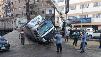 القصة الكاملة لحادث كوبرى حلمية الزيتون وانقلاب سيارة نقل كبيرة 