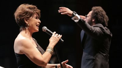 أنوشكا تشعل أولى حفلاتها بمكتبة الإسكندرية بعد غياب (صور)