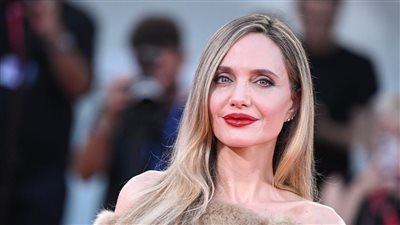 أنجلينا جولي تحبس الأنفاس باللون الأشقر والبروشات الملكية في مهرجان البندقية 2024 (صور) 