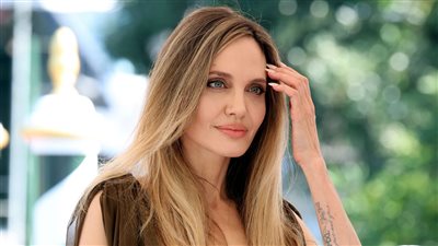 هل تواعد أنجلينا جولي مغني الراب البريطاني أكالا؟ 