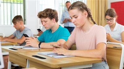 اليونان تحظر استخدام الهواتف المحمولة في المدارس