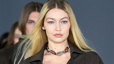 جيجي حديد تحيي إطلالة «الدينم» وتواجه مطر شتاء 2024 بالجينز (صور)