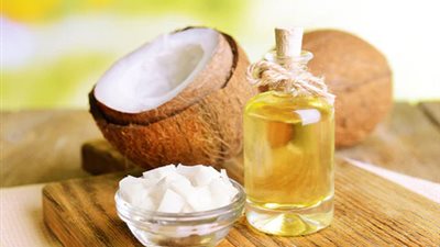 للعناية بالشعر والتخلص من مشاكله.. أيهما أفضل زيت الخروع أم جوز الهند؟