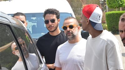 بالصور.. نجوم الفن يساندون المنتج طارق الجنايني في تشييع جنازة والده