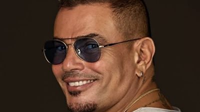 «بين أحضانه».. عمرو دياب يثير الشكوك حول ارتباطه بعد ظهوره مع حسناء جديدة (فيديو) 