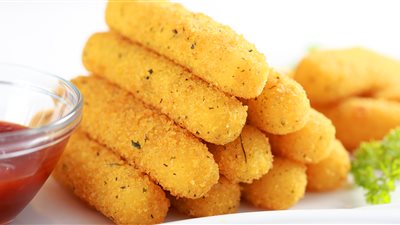 طريقة عمل أصابع الموزاريلا المقلية المقرمشة