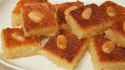 طريقة عمل الهريسة بالسميد بخطوات بسيطة