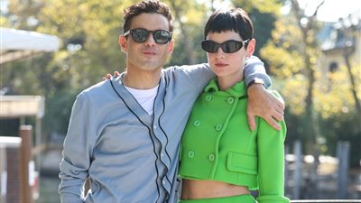 رومانسية إيما كورين مع حبيبها رامي مالك تشعل أجواء مهرجان البندقية 2024