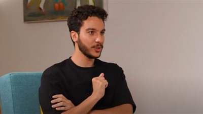 نور النبوي يكشف رحلة معاناته في الغربة: «مسحت حمامات وكنت بتشتم»