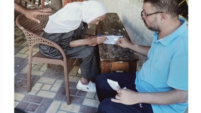 عجوز 103 أعوام يخوض امتحان محو الأمية في الإسكندرية