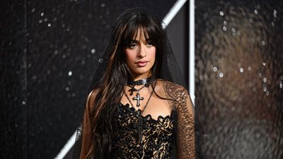 كاميلا كابيلو تحدث ضجة بفستان وحجاب توني ورد في حفل توزيع جوائز MTV