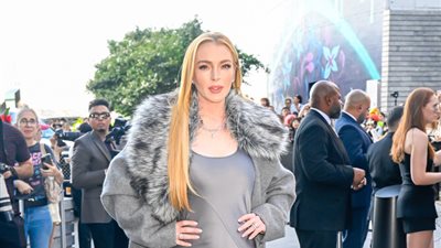 ليندسي لوهان تتألق في عرض مايكل كروس بأسبوع الموضة في نيويورك (صور) 