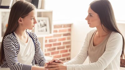 كيف أثقف ابنتي المراهقة جنسيًا بعد بلوغها؟