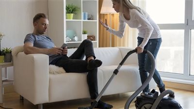 بسبب رفضه غسيل المواعين.. زوجة ترفع دعوى خلع