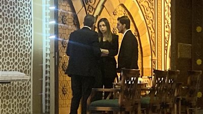 اللقطات الأولى لابنة ناهد رشدي في عزاء والدتها بالشيخ زايد (صور)