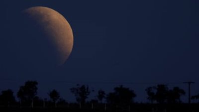 هل تشهد سماء مصر ظاهرة الخسوف القمري وقمر الحصاد اليوم؟ 