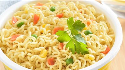 طريقة عمل الإندومي بخطوات سهلة في المنزل