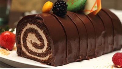 لتحلية لذيذة.. كيك السويسرول بالشوكولاتة مع الحليب 