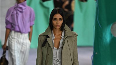 من بريطانيا إلى إيطاليا.. المصرية نورا عتال تسيطر على عروض الموضة الأوروبية 