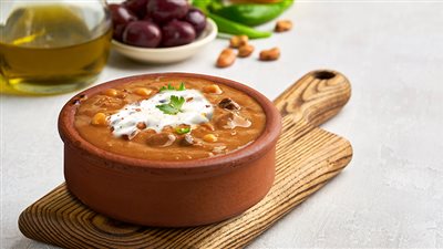 طريقة عمل طاجن الفول بالبيض في مطبخك