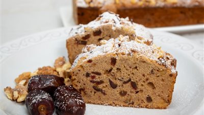 لتحلية بقيمة غذائية كبيرة.. وصفة كيكة التمر بالشوفان الصحية