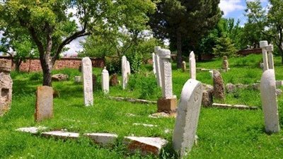 ما حكم زيارة المرأة لقبر زوجها؟.. «الإفتاء تُجيب»