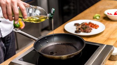 أضرارها كثيرة.. 5 زيوت للطبخ يجب تجنبها فورا