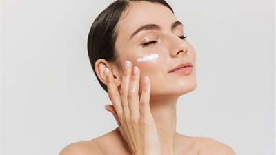 مع بداية الجامعة.. روتين العناية بالبشرة الدهنية لتحافظي على رونقها بـ 9 خطوات يومية