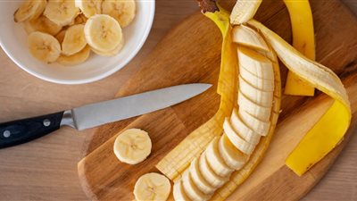 «بلاش ترميها».. فوائد عديدة يقدمها قشر الموز للبشرة والشعر