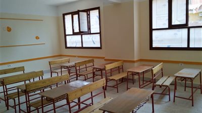 يحمل درجة الدكتوراه.. ضبط مدير مدرسة فى وضع مخل مع «عاملة» داخل أحد الفصول
