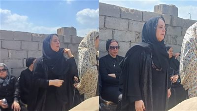 «متسبنيش يا بابا».. انهيار الإعلامية حياة عبدون خلال تشييع جنازة والدها