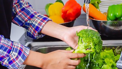 بعد ظهور إصابات أسوان.. «الصحة» توضح الطريقة الصحيحة لتنظيف الخضروات والفاكهة