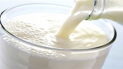 هل يجوز إضافة بعض المواد إلى اللبن حتى لا يتغير لحين بيعه؟.. «الإفتاء تُجيب»