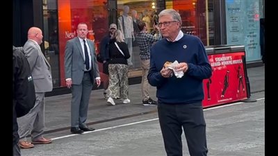 بيل جيتس يستمتع بوجبة أمريكية شهيرة في شوارع نيويورك.. والجمهور في ذهول 