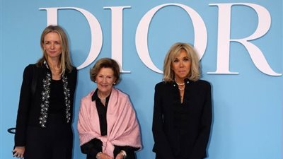 لأول مرة.. بريجيت ماكرون تحضر عرض لديور في أسبوع الموضة بباريس (صور) 